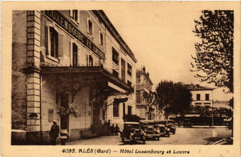 Carte postale ancienne Ales - Hotel Luxembourg et Louvre à Alès