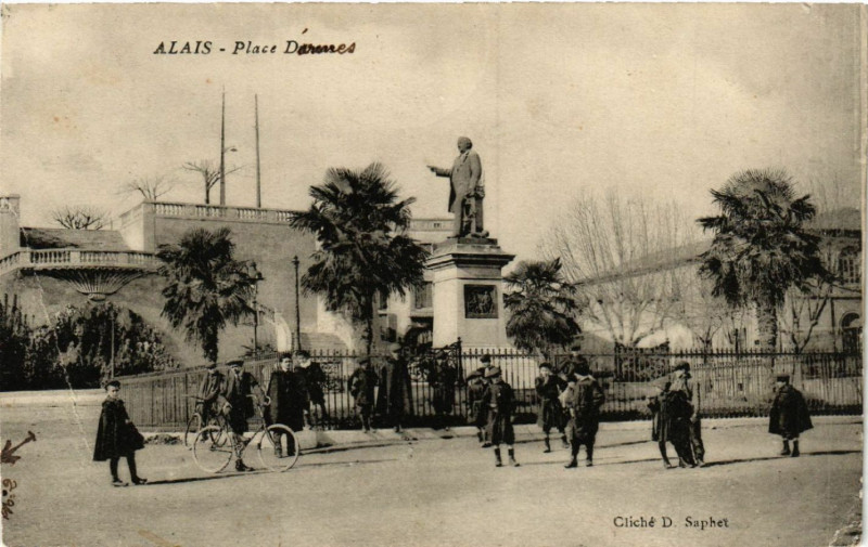 Carte postale ancienne Alais - Place Derenses