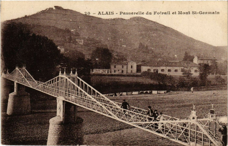 Carte postale ancienne Alais - Passerelle du Portail et Mont Saint-Germain