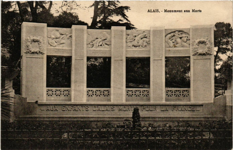 Carte postale ancienne Alais - Monument aux Morts
