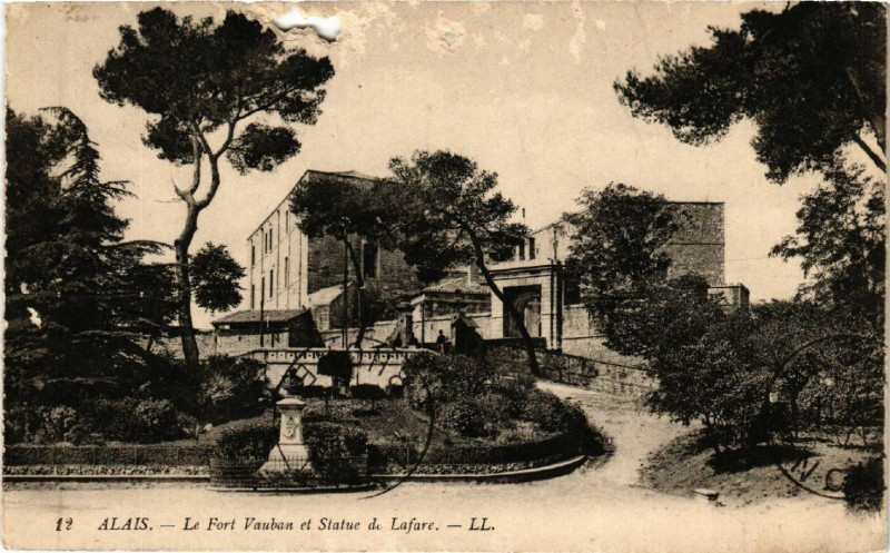 Carte postale ancienne Alais - Le Fort Vauban et Statue de Lafare