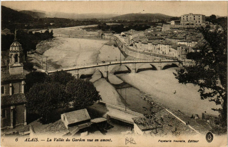 Carte postale ancienne Alais - La Vallée du Gardon vue en amont à Alès