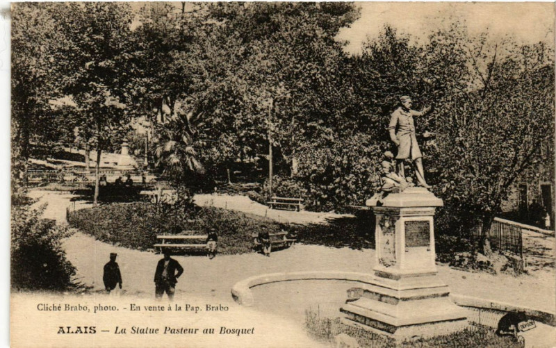 Carte postale ancienne Alais - La Statue Pasteur au Bosquet