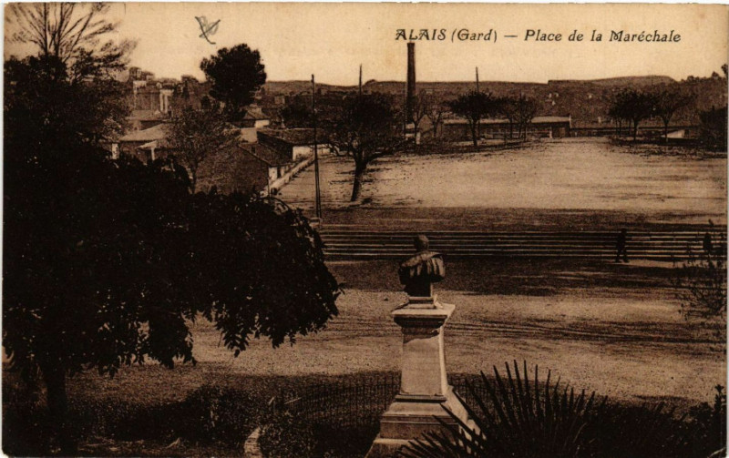 Carte postale ancienne Alais - Place de la Maréchale