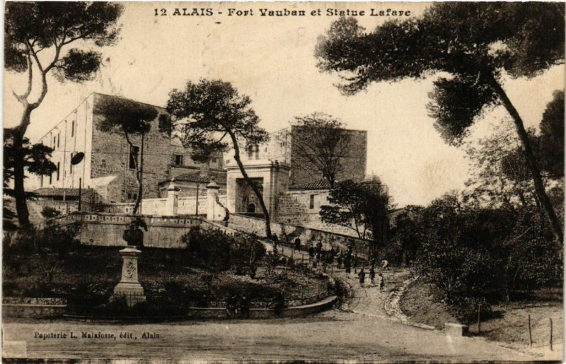 Carte postale ancienne Alais - Fort Vauban et Statue Lafare