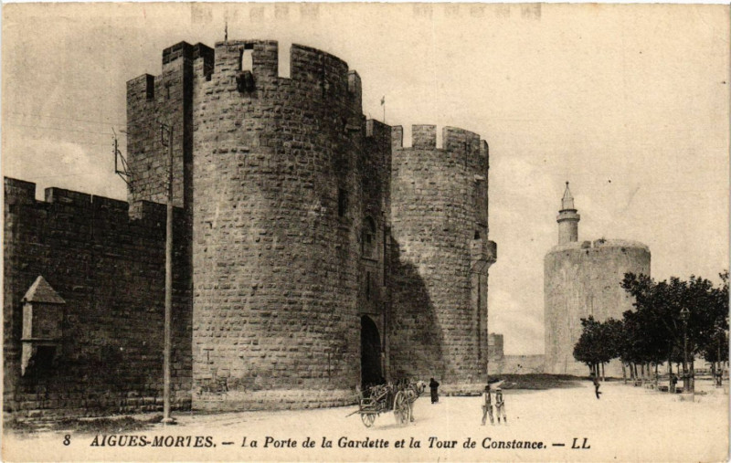 Carte postale ancienne Aigues-Mortes - La Porte de la Gardette et la Tour de Constance à Aigues-Mortes