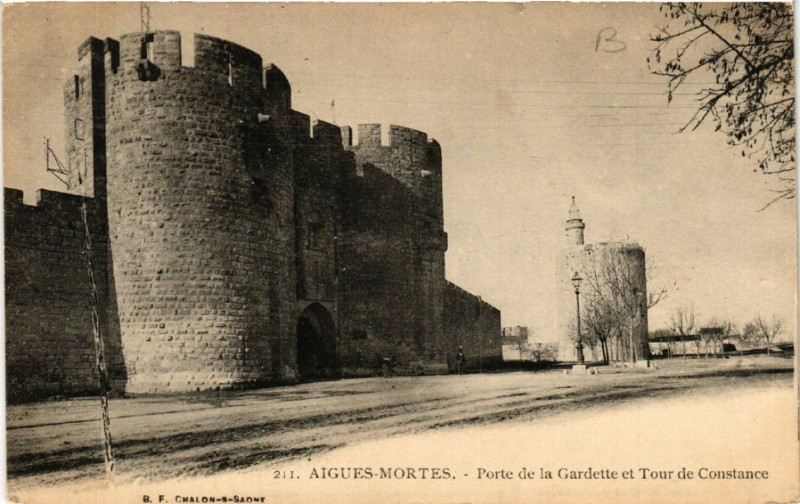 Carte postale ancienne Aigues-Mortes - Porte de la Gardette et Tour de Constance à Aigues-Mortes