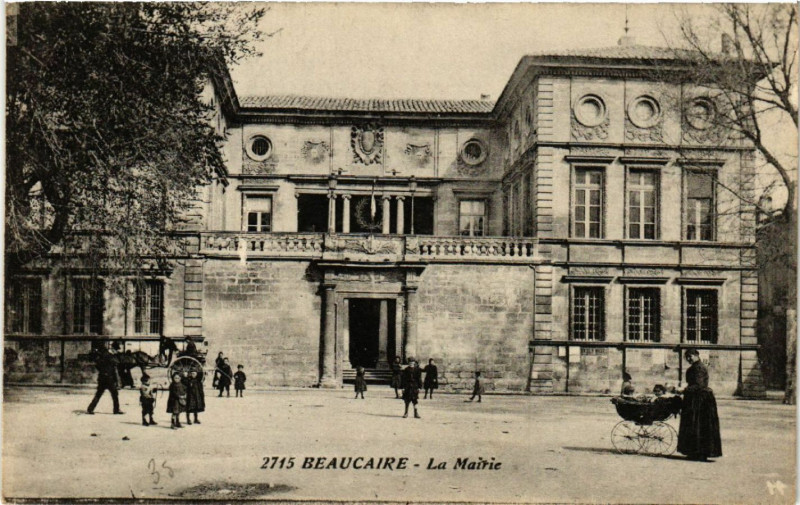 Carte postale ancienne Beaucaire - La Mairie à Beaucaire
