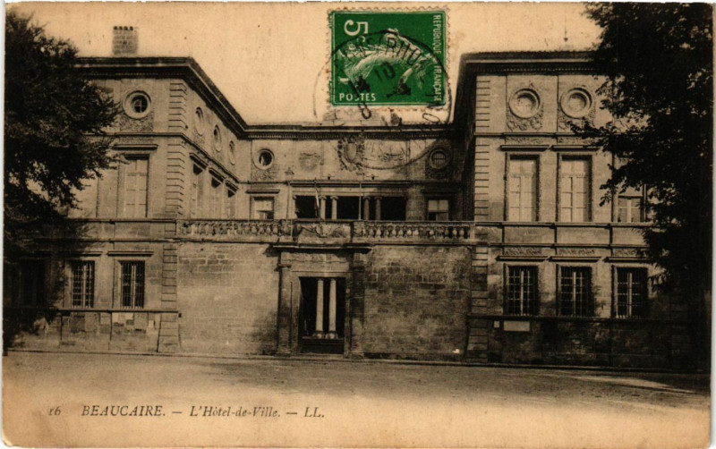 Carte postale ancienne Beaucaire - L'Hotel-de-Ville à Beaucaire