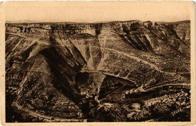 Carte postale ancienne Vallée de la Vis - Le Cirque de Navacelles à Navacelles