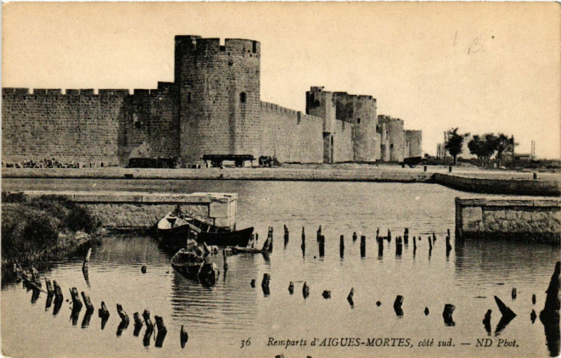Carte postale ancienne Remparts d'Aigues-Mortes coté sud à Aigues-Mortes