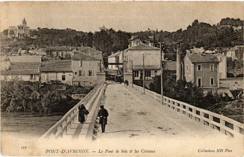 Carte postale ancienne Pont-d'Avignon - Le Pont de bois & les Coteaux