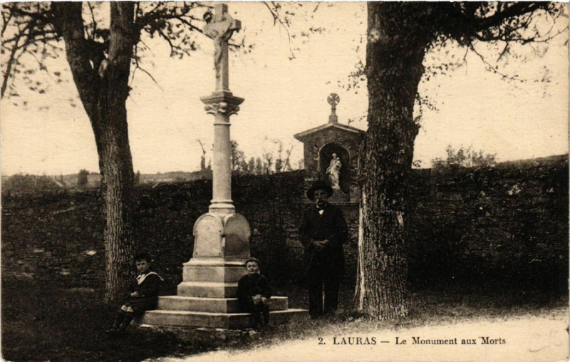 Carte postale ancienne Lauras - Le Monument aux Morts