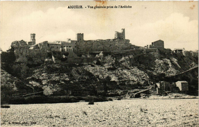 Carte postale ancienne Aigueze - Vue générale prise de l'Ardéche à Aiguèze