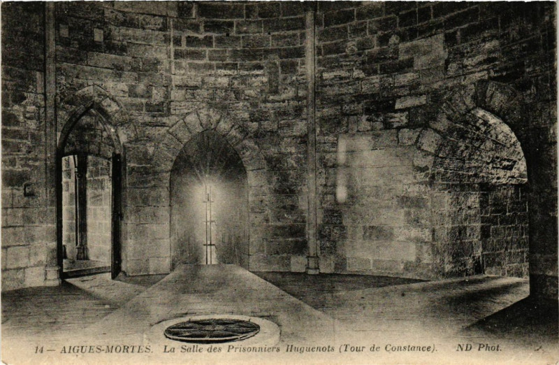 Carte postale ancienne Aigues-Mortes-La Salle des Prisonniers Huguenots (Tour de Constance à Aigues-Mortes