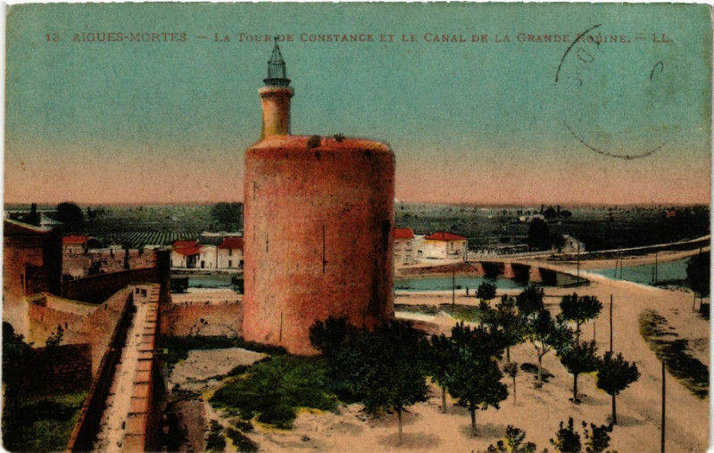 Carte postale ancienne Aigues-Mortes La Tour de Constance et la Canal de la Grande Robine à Aigues-Mortes