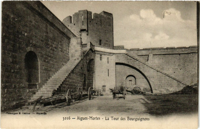 Carte postale ancienne Aigues-Mortes - La Tour des Bourguignons à Aigues-Mortes