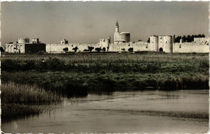 Carte postale ancienne Aigues-Mortes - La Lagune les remparts et la Tour de Constance à Aigues-Mortes