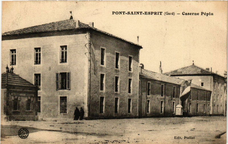 Carte postale ancienne Pont-Saint-Esprit - Caserne Pépin à Pont-Saint-Esprit