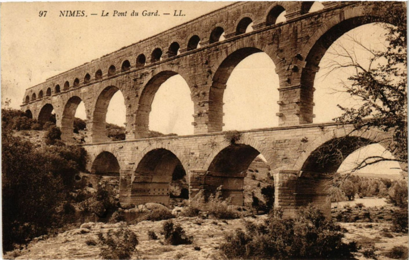Carte postale ancienne Nimes - Le Pont-du-Gard à Nîmes