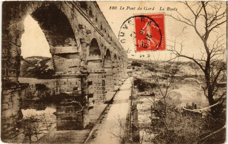 Carte postale ancienne Le Pont-du-Gard - La Route