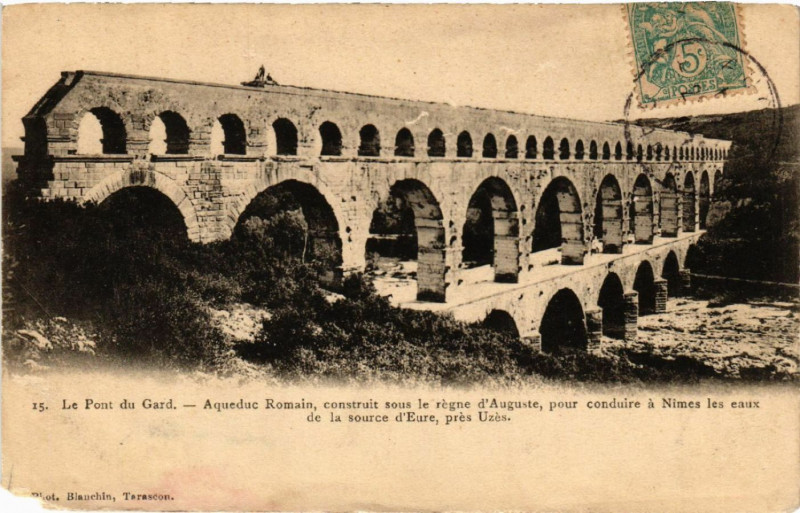 Carte postale ancienne Le Pont-du-Gard - Aqueduc Romain construit sous le régne d'Auguste