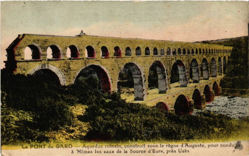 Carte postale ancienne Le Pont-du-Gard - Aqueduc romain construit sous le régne d'Auguste