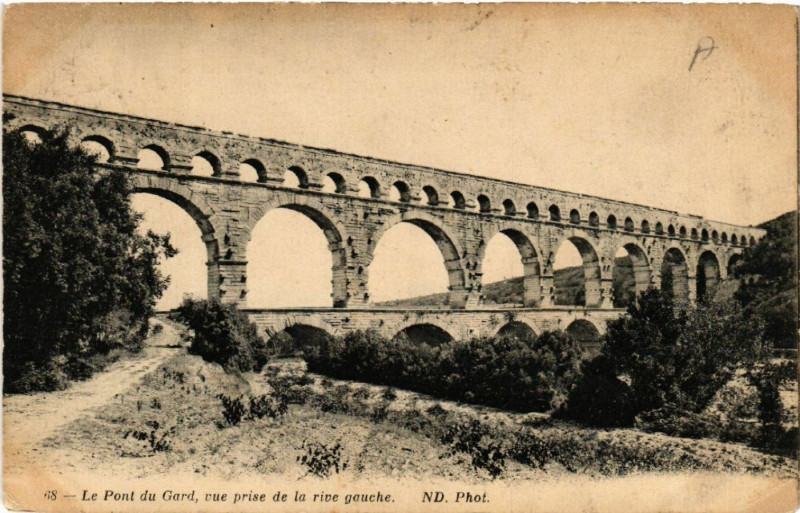 Carte postale ancienne Le Pont-du-Gard vue prise de la rive gauche