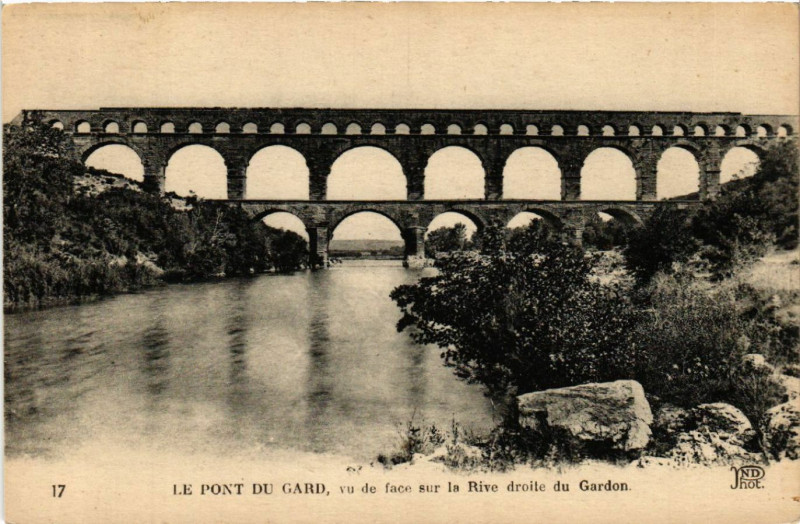 Carte postale ancienne Le Pont-du-Gard vu de face sur la Rive droite du Gardon