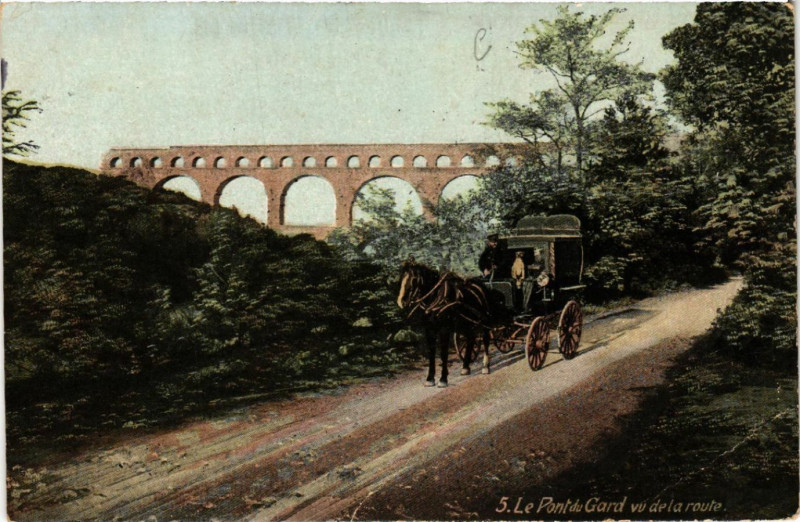 Carte postale ancienne Le Pont-du-Gard vu de la route