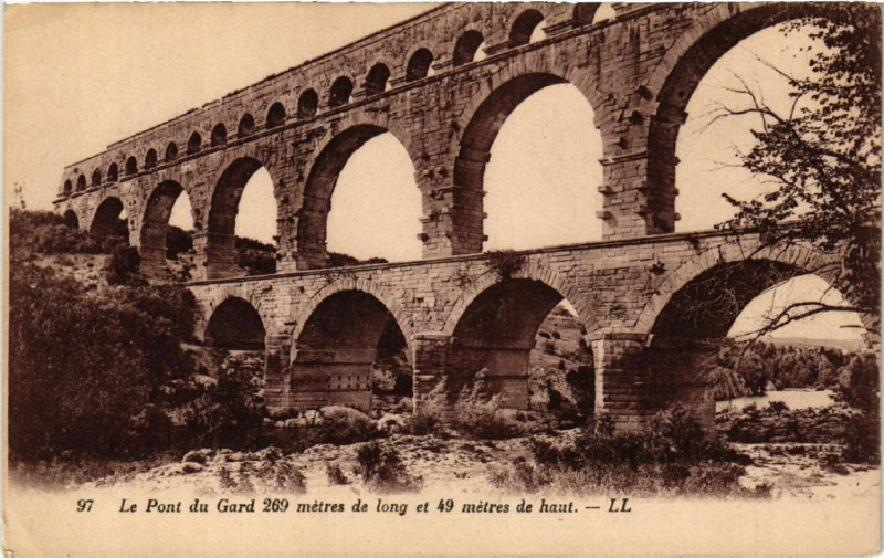 Carte postale ancienne Le Pont-du-Gard 269 métres de long et 49 métres de haut