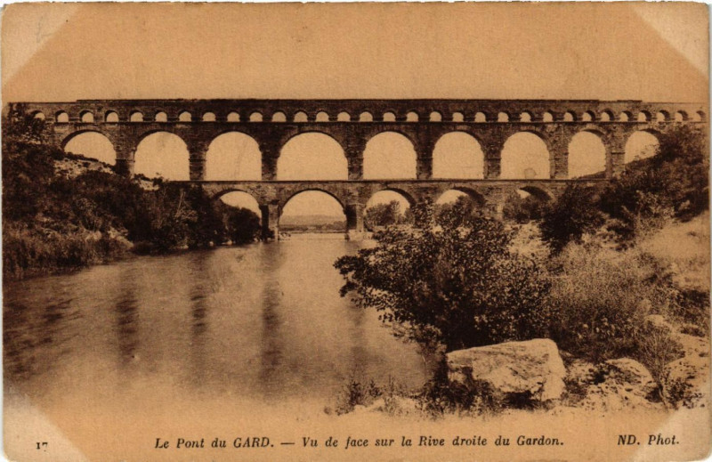 Carte postale ancienne Le Pont-du-Gard - Vu de face sur la Rive droite du Gardon