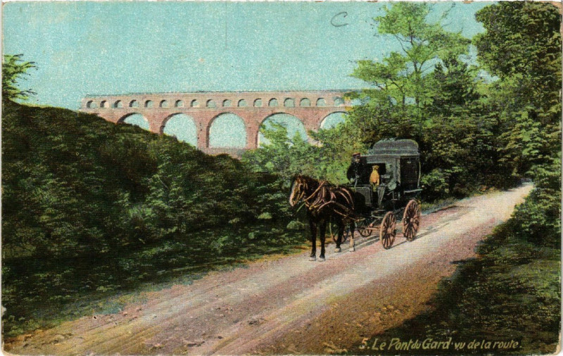 Carte postale ancienne Le Pont-du-Gard vu de la route