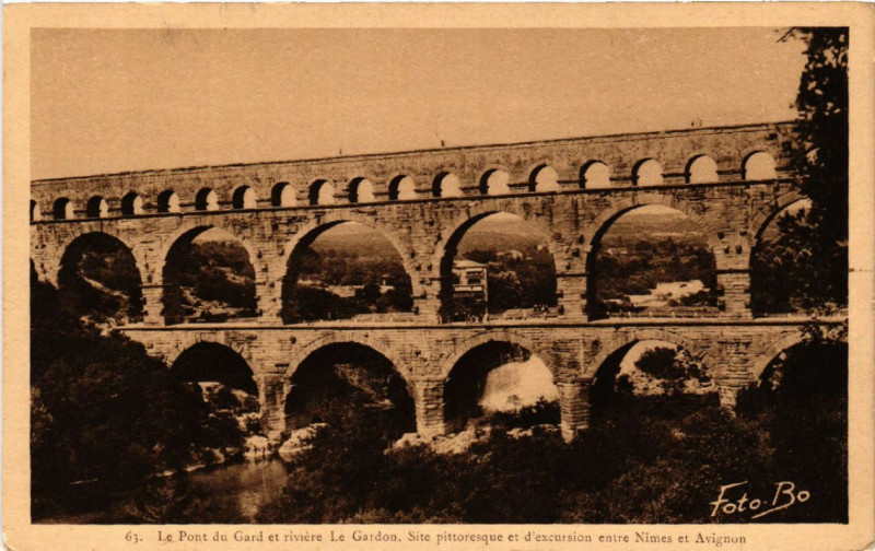 Carte postale ancienne Le Pont-du-Gard et riviere Le Gardon. Site pittoresque et .