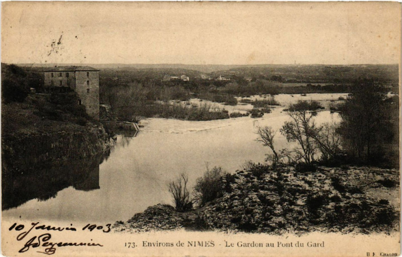 Carte postale ancienne Environs de Nimes - Le Gardon au Pont-du-Gard à Nîmes