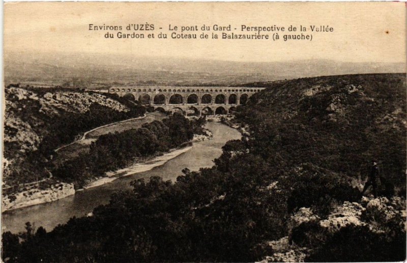 Carte postale ancienne Environs d'Uzes-Le Pont-du-Gard Perspective de la Vallée du Gardon