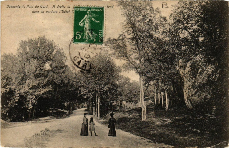 Carte postale ancienne Descente du Pont-du-Gard A droite la