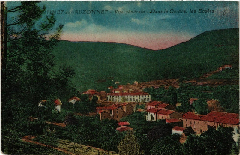 Carte postale ancienne Achartinet-sur-Auzonnet - Vue générale-Dans le Centre les Ecoles