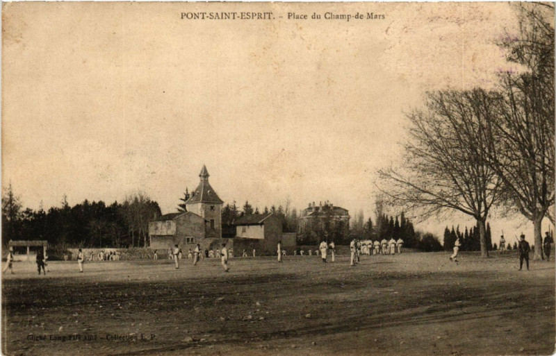 Carte postale ancienne Pont Saint-Esprit - Place du Champ-de-Mars à Pont-Saint-Esprit