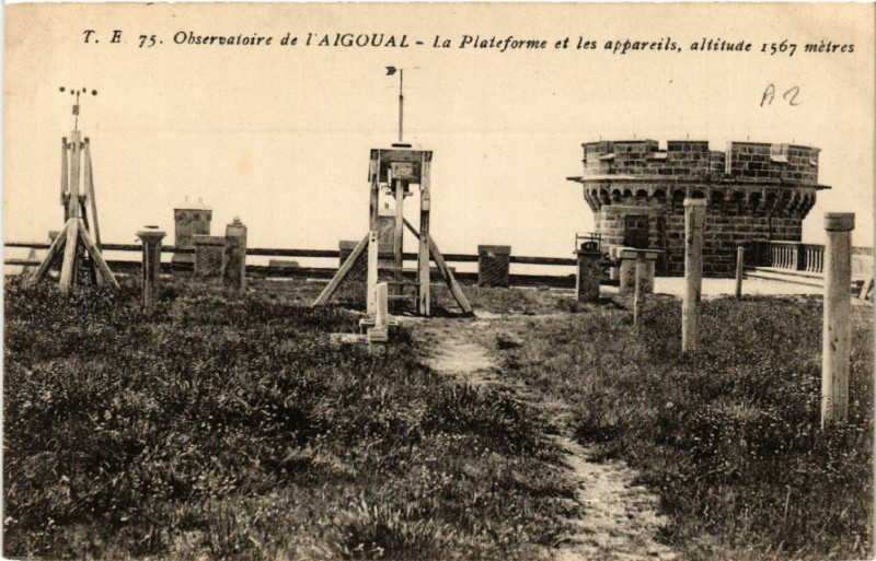 Carte postale ancienne Observatoire de l'Aigoual - La Plateforme et les Appareils 1567 m