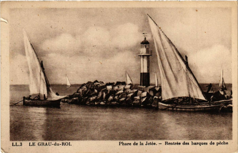 Carte postale ancienne Le Grau-du-Roi - Phare de la Jetée - Rentée des barques de péche au Grau-du-Roi