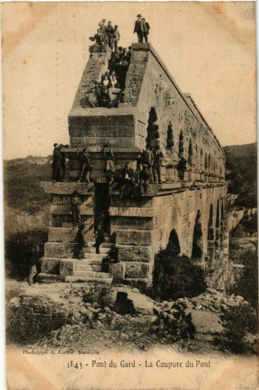 Carte postale ancienne Pont-du-Gard - La Coupure du Pont