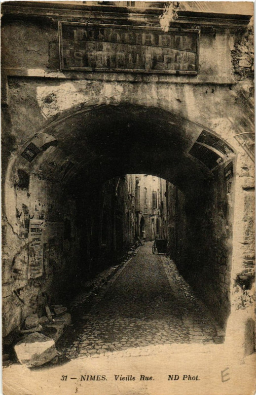 Carte postale ancienne Nimes - Vieille Rue à Nîmes