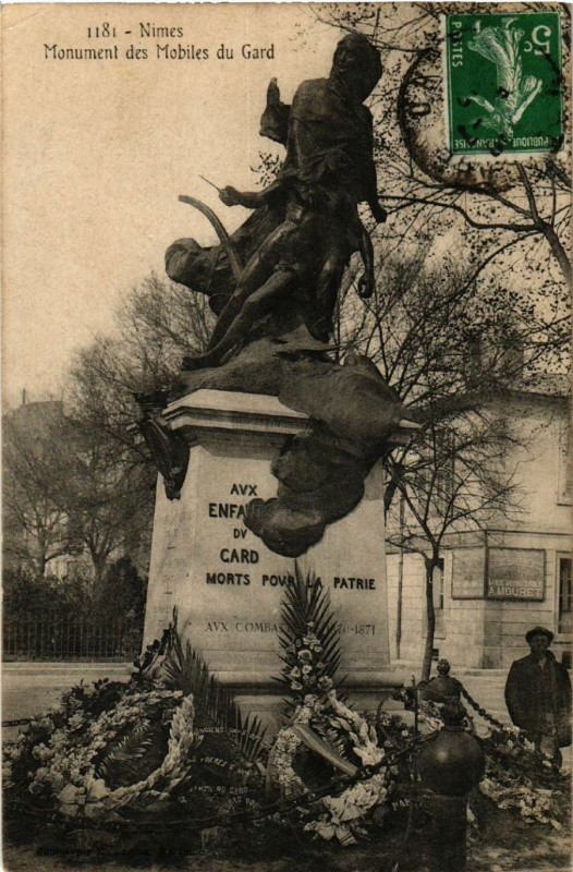 Carte postale ancienne Nimes - Monument des Mobiles du Gard à Nîmes