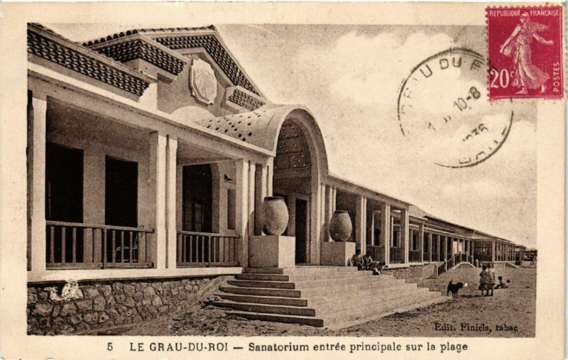 Carte postale ancienne Le Grau-du-Roi - Sanatorium entrée principale sur la plage au Grau-du-Roi