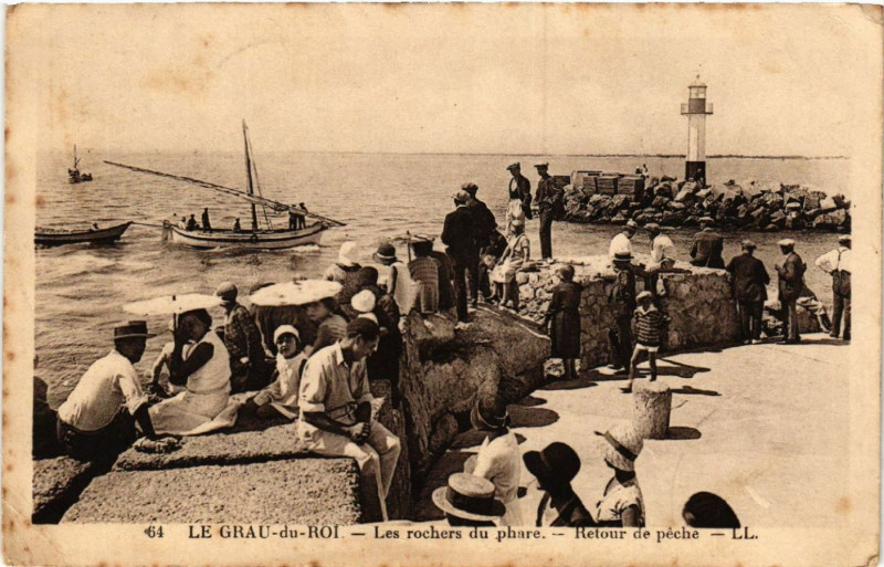 Carte postale ancienne Le Grau-du-Roi - Les rochers du phare - Retour de péche au Grau-du-Roi
