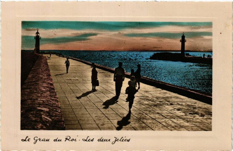 Carte postale ancienne Le Grau-du-Roi - Les deux Jeées au Grau-du-Roi