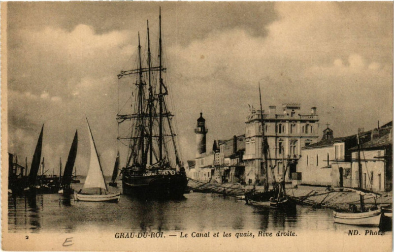 Carte postale ancienne Grau-du-Roi - Le Canal et les quais Rive droite