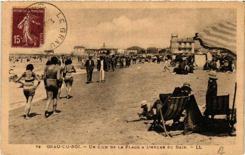 Carte postale ancienne Grau-du-Roi - Un coin de la Place a l'Heure du Bain