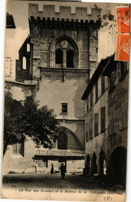 Carte postale ancienne Villeneuve-les-Avignon - La Rue des Arcades et le Beffroi de la à Villeneuve-lès-Avignon